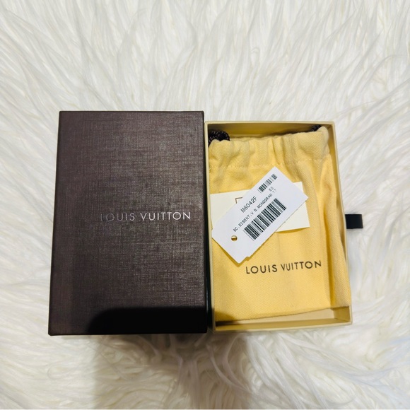 [SOLD] Authentic LOUIS VUITTON ESSENTIAL V BRACELET IN MONOGRAM SIZE 17 - Picture 4 of 12
